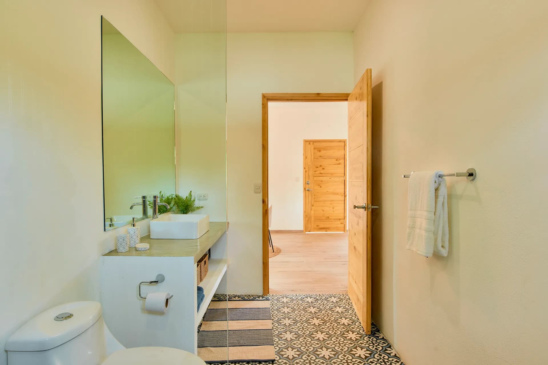 Mueble de baño de Casa Gray con lavamanos tipo vasija