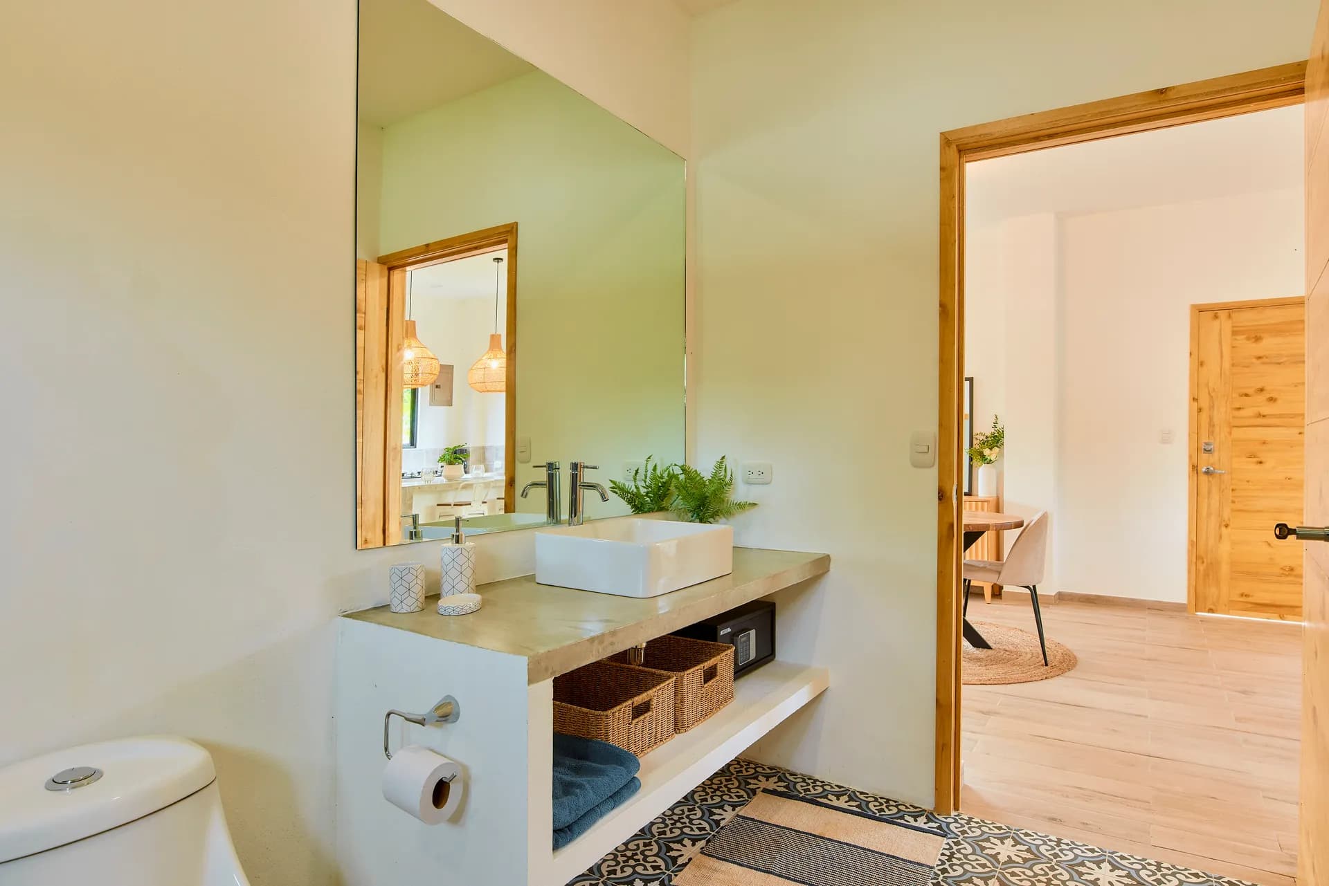 Baño de Casa Gray con espejo y canastas de almacenamiento