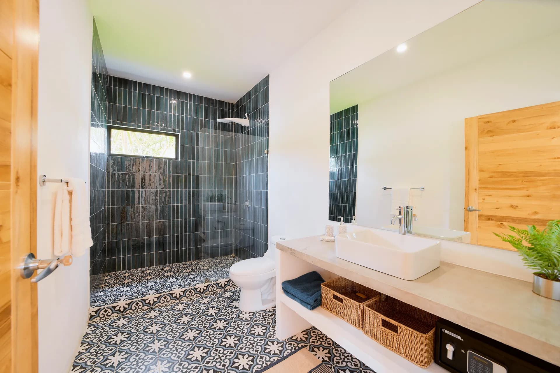Baño de Casa Gray con ducha de azulejos verdes