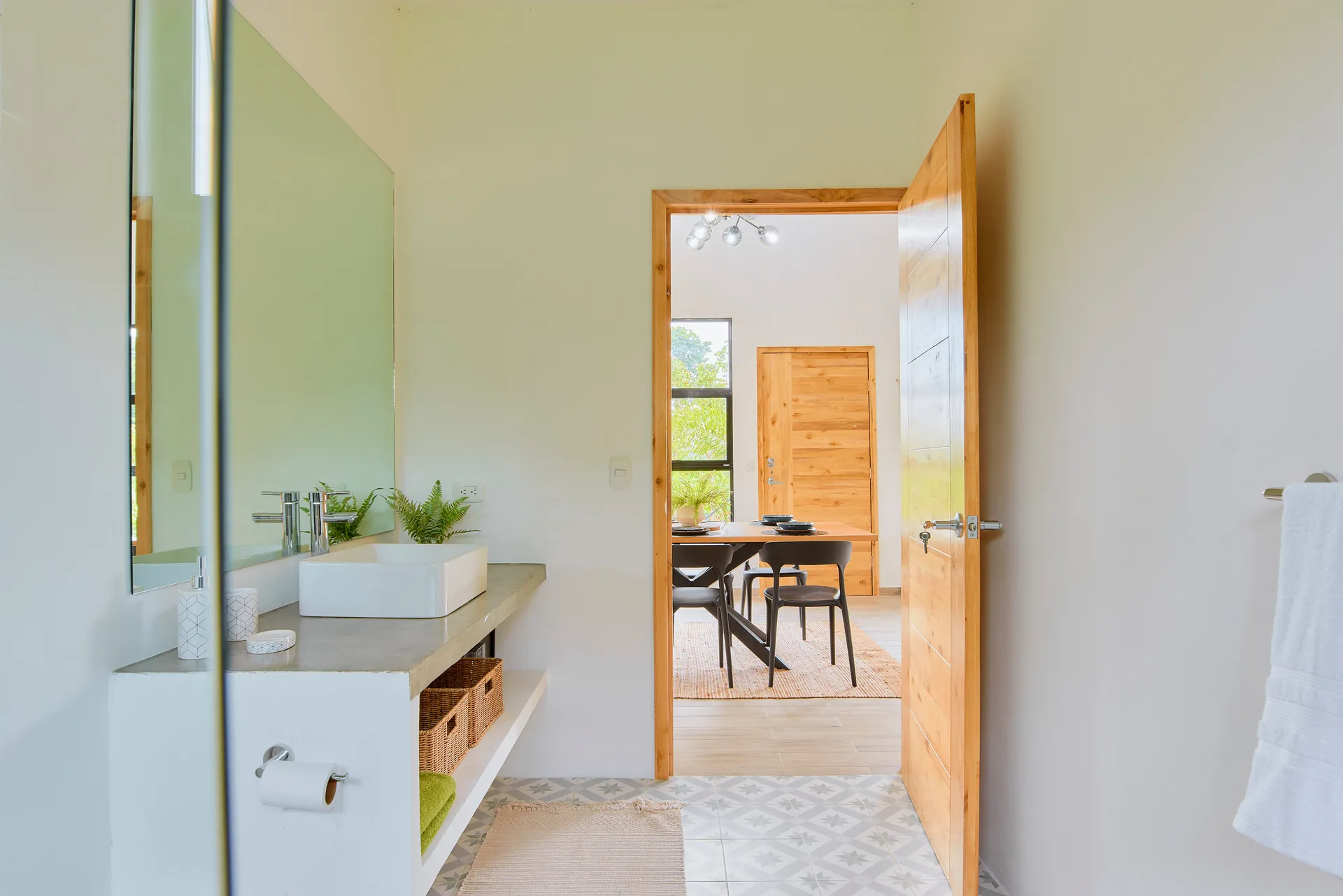 Mueble y espejo del segundo baño de Casa Gray
