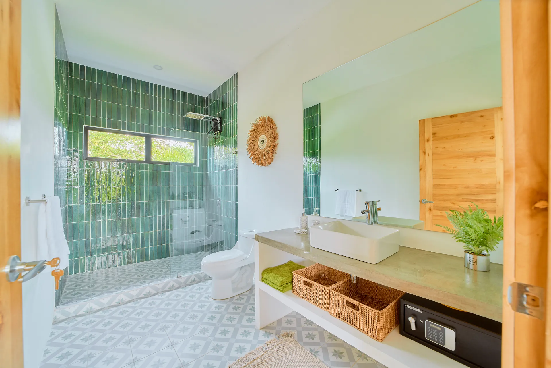 Segundo baño de Casa Gray con ducha de azulejos