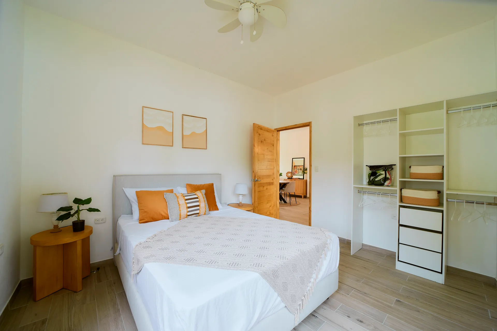 Habitación con cama queen de Casa Gray con ventilador de techo y clóset abierto