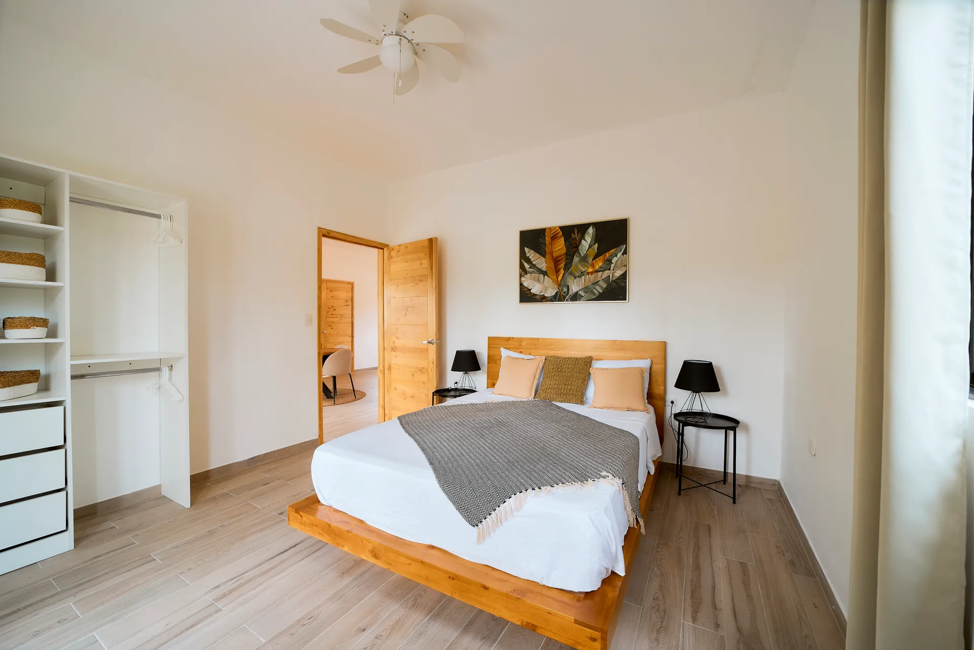 Habitación con cama queen de Casa Gray con clóset empotrado