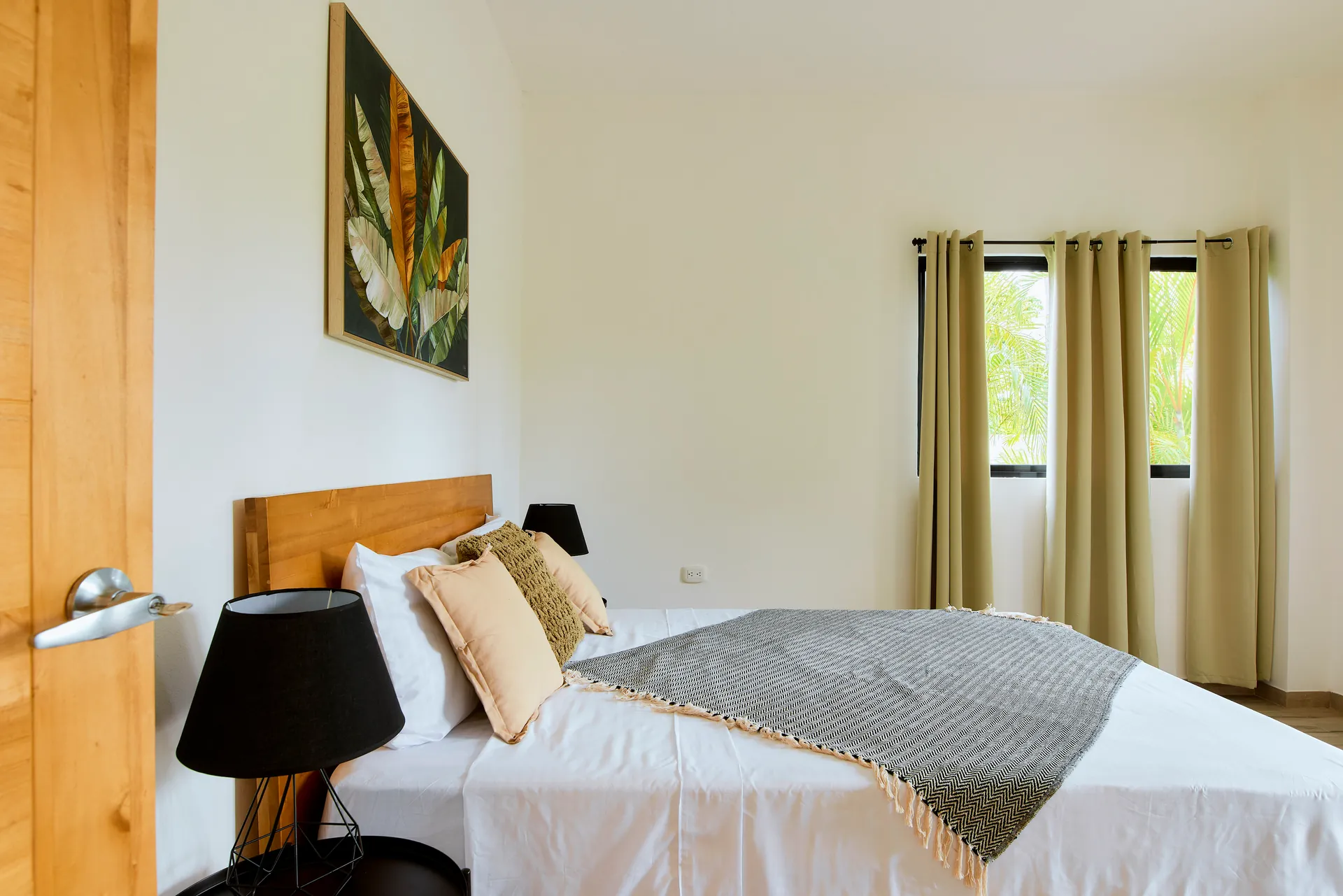 Habitación con cama queen de Casa Gray con arte tropical