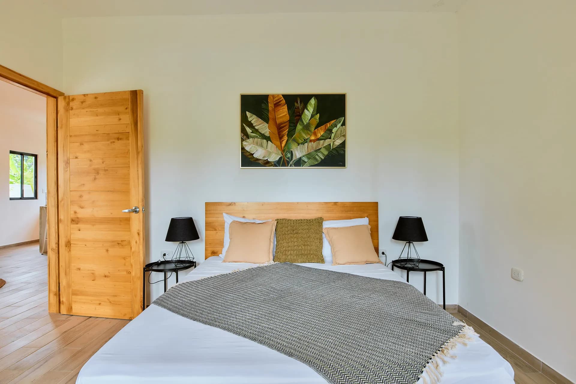 Habitación con cama queen de Casa Gray con lámparas de noche