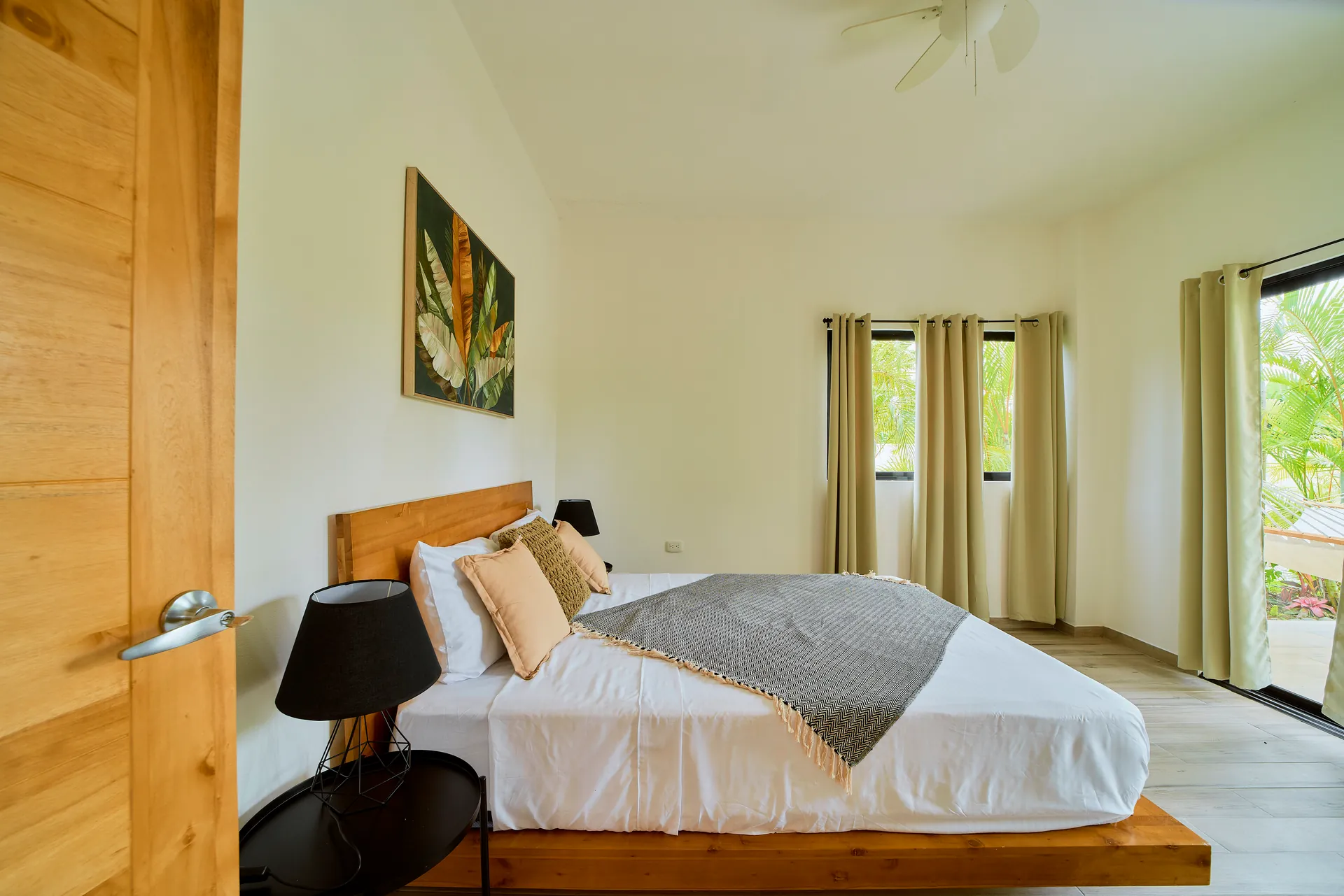 Habitación de Casa Gray con cama queen de plataforma de madera