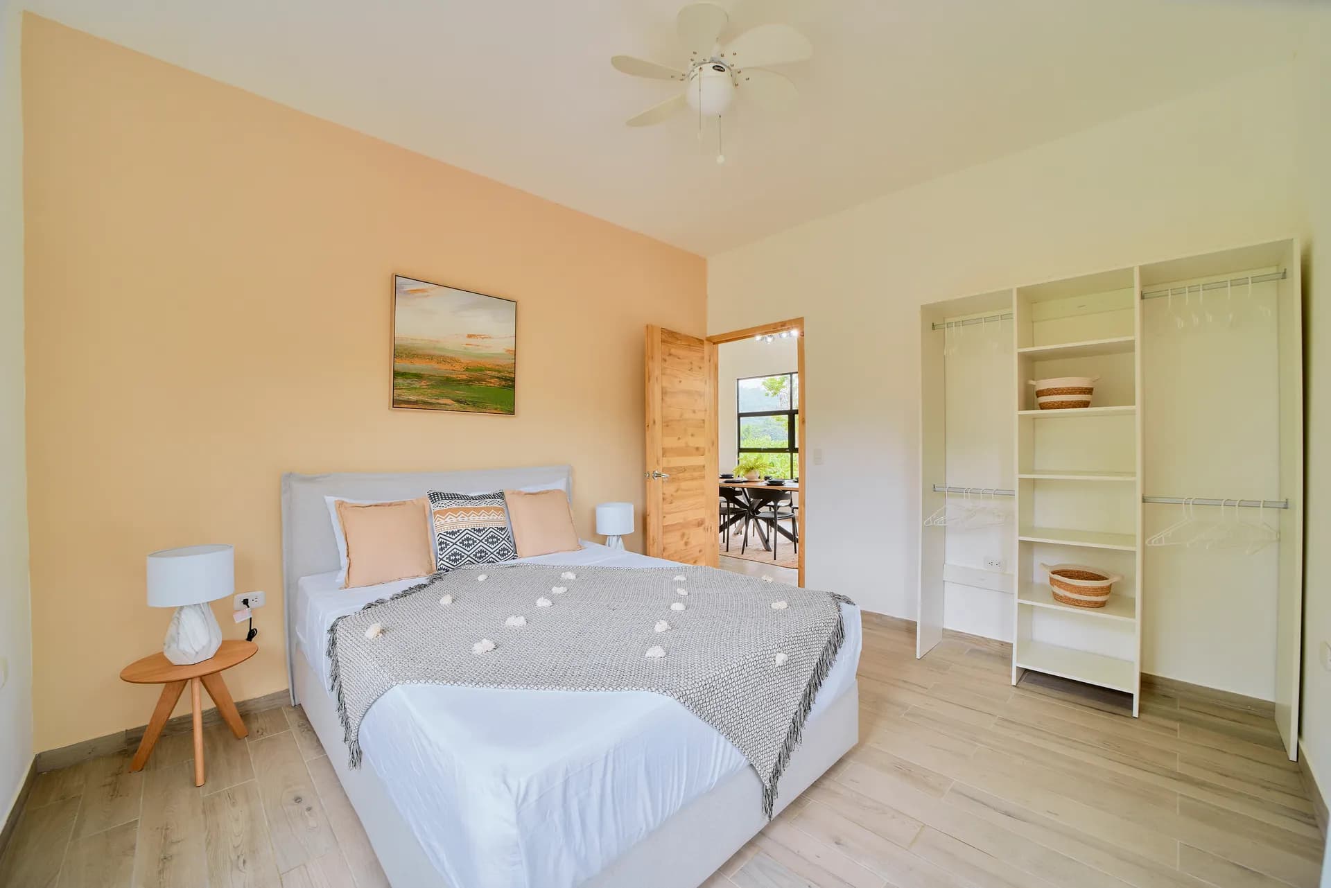Habitación con cama queen de Casa Gray con ventilador de techo y estantería