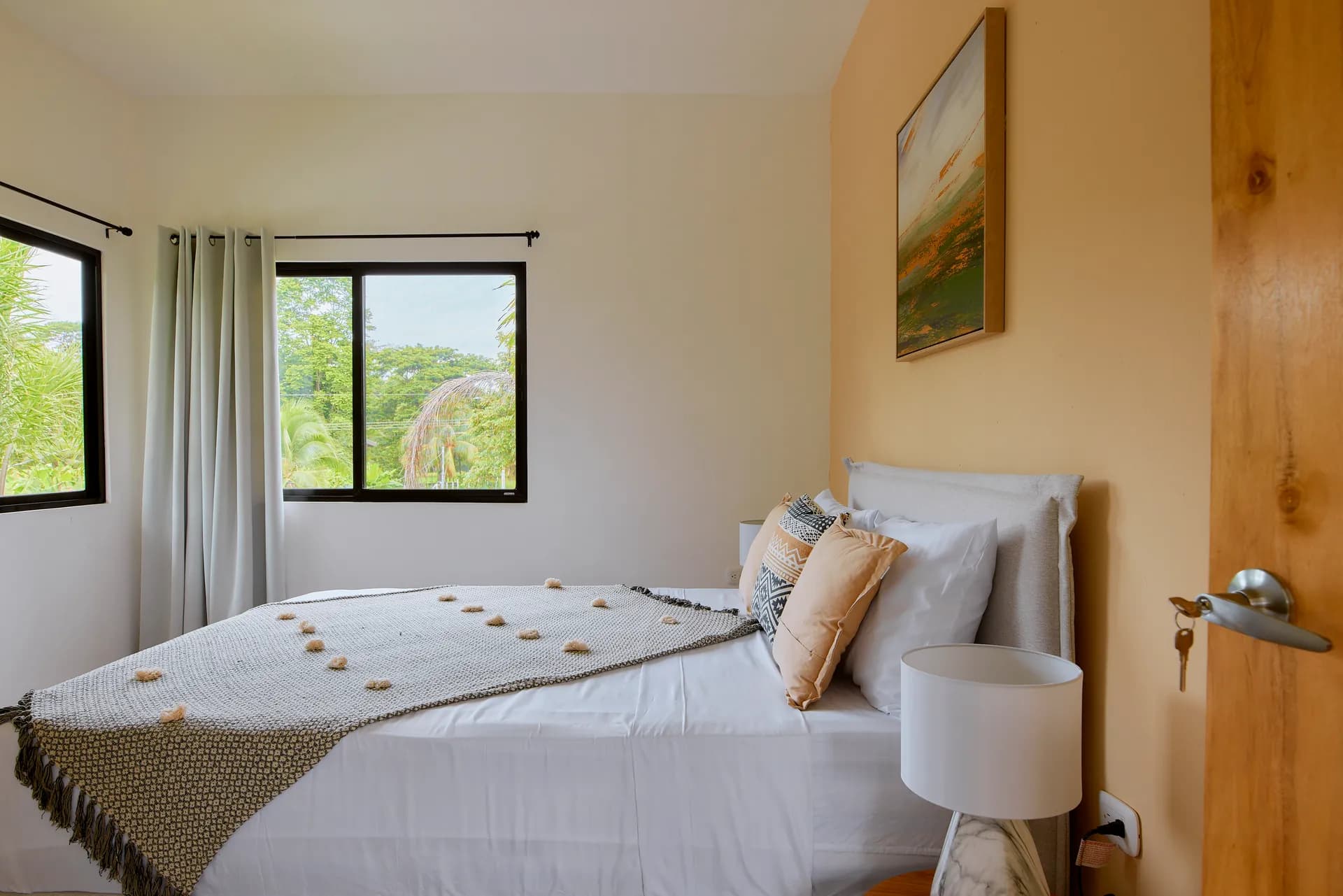 Cama queen de Casa Gray con suave luz natural