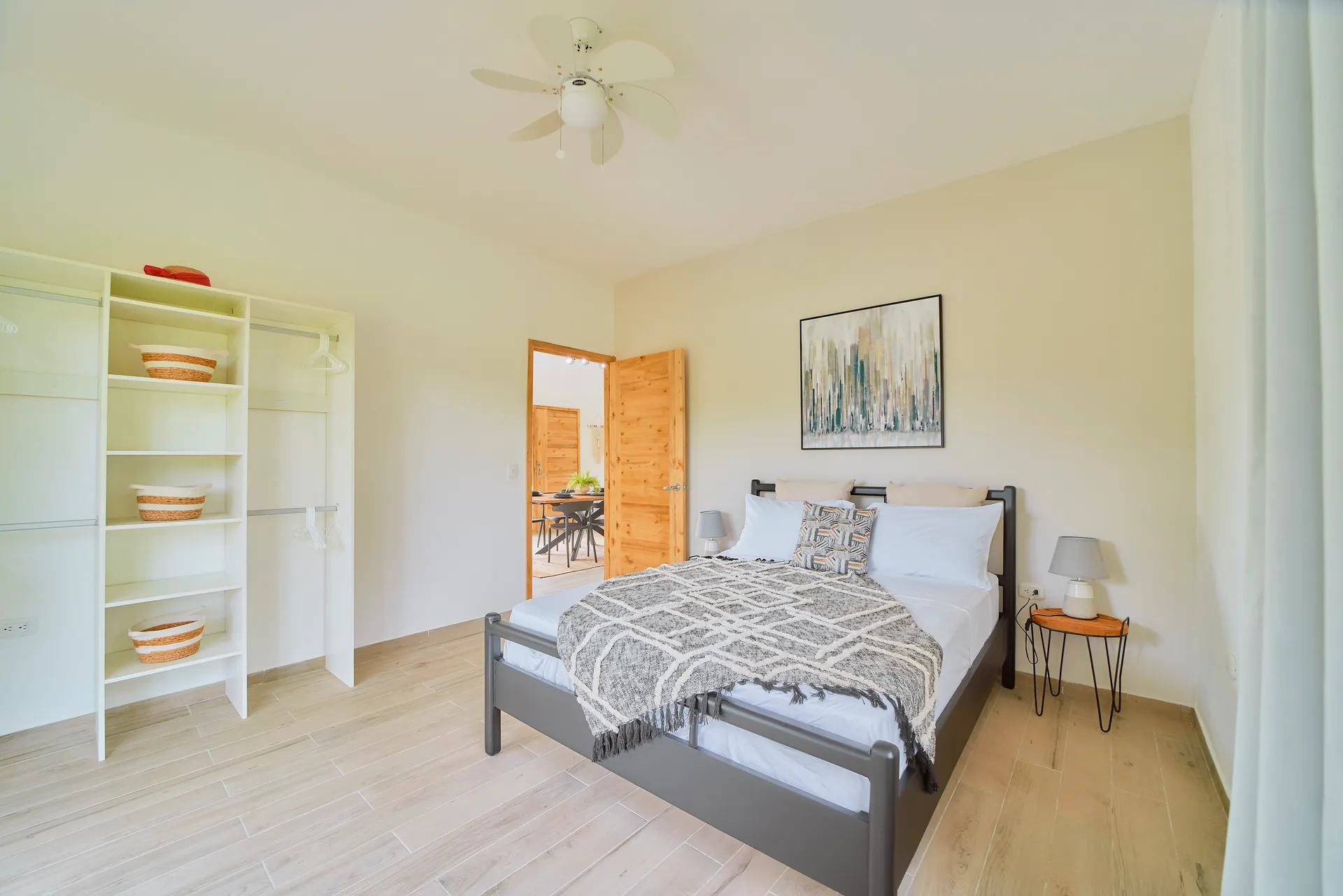 Habitación de Casa Gray con cama queen de madera oscura