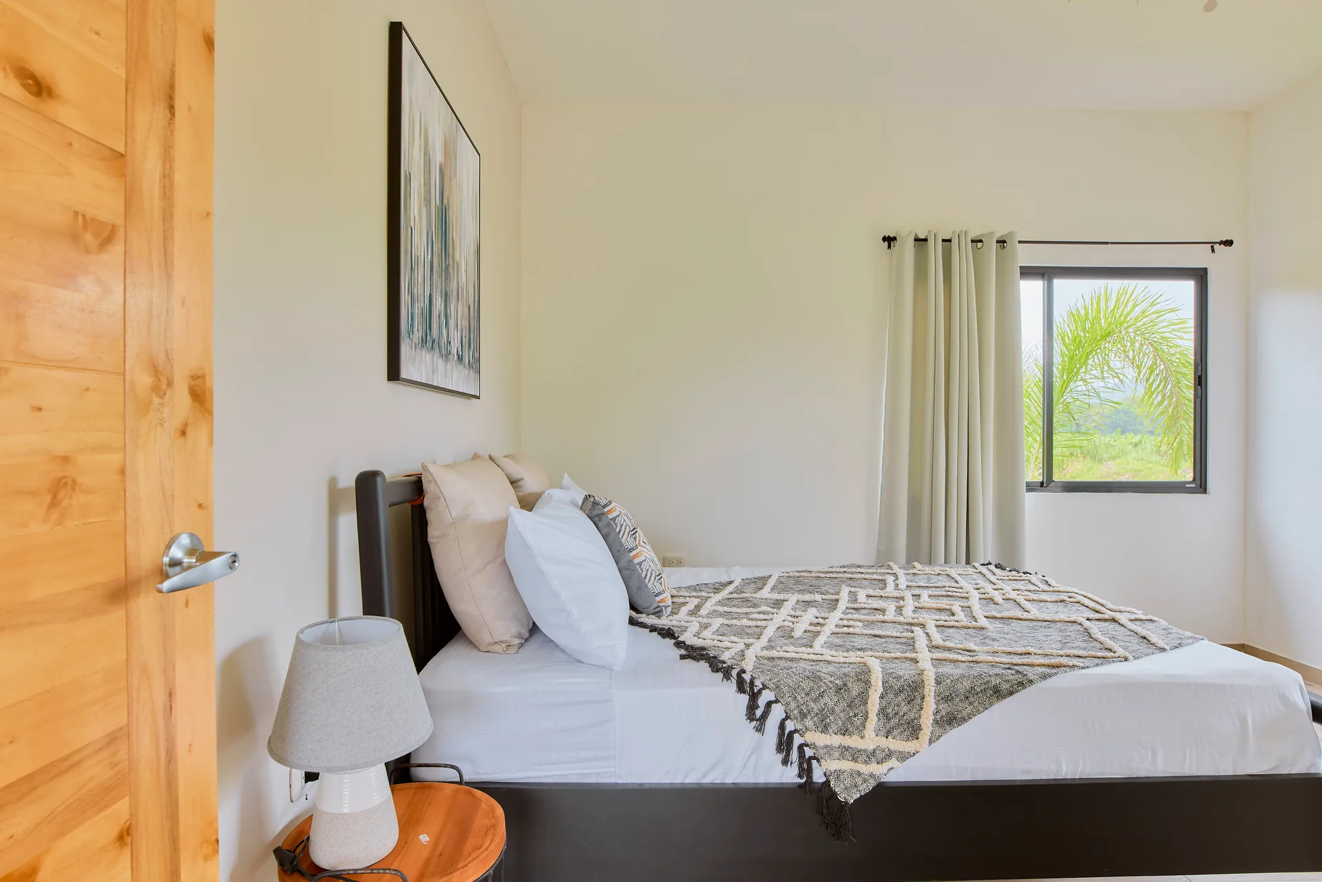 Habitación con cama queen de Casa Gray con lámparas de lectura