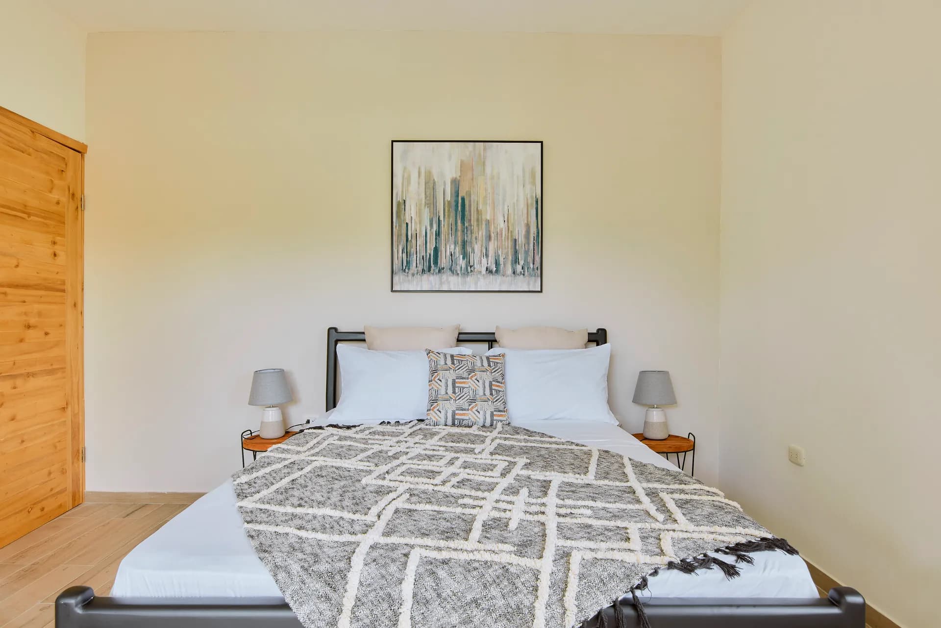 Cama queen de Casa Gray con manta de diseño tejido