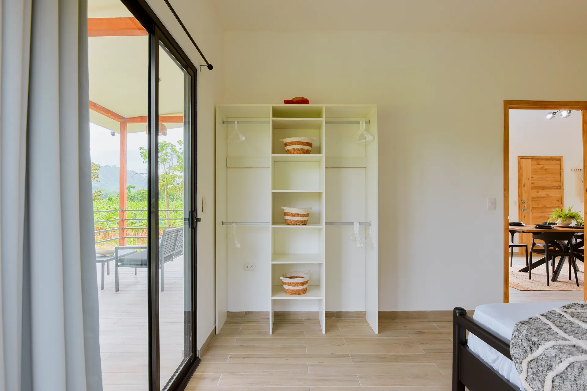 Clóset de la habitación de Casa Gray con acceso a la terraza