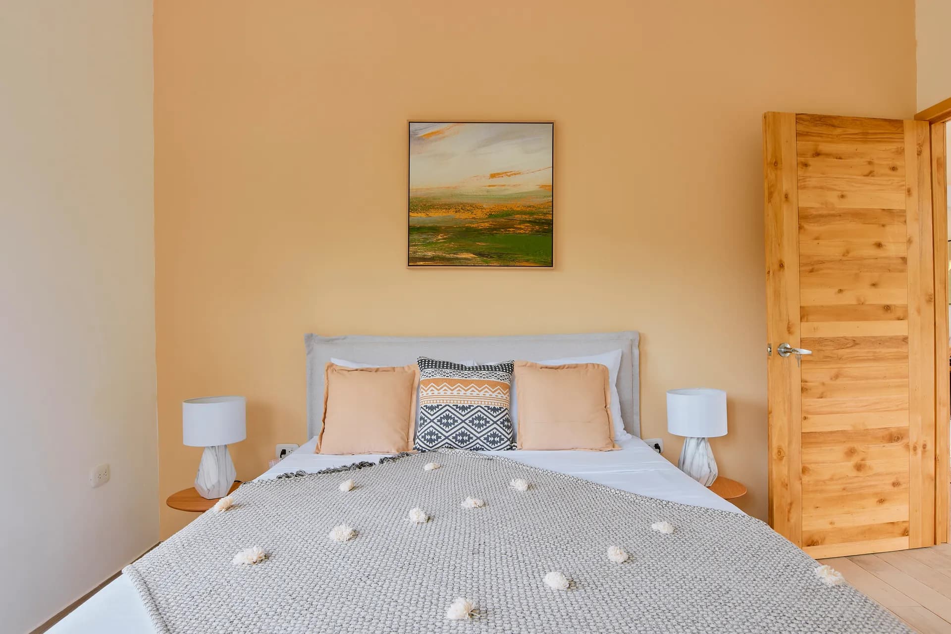 Cama queen de Casa Gray con cojines decorativos