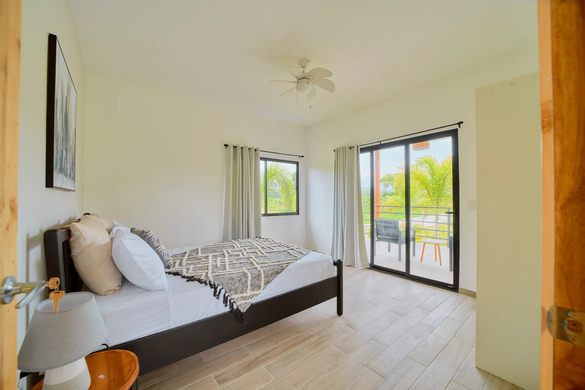 Habitación con cama queen de Casa Gray con puerta corrediza a la terraza
