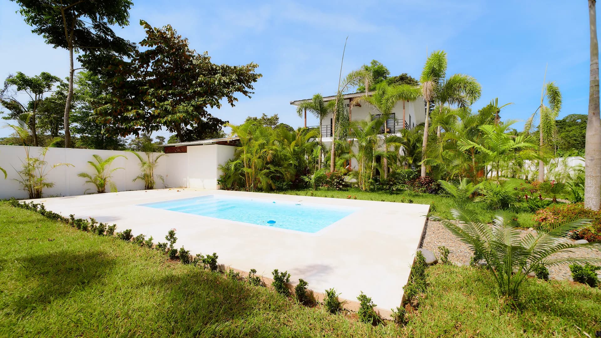 Piscina privada y casa de dos pisos de Casa Gray en Puerto Viejo