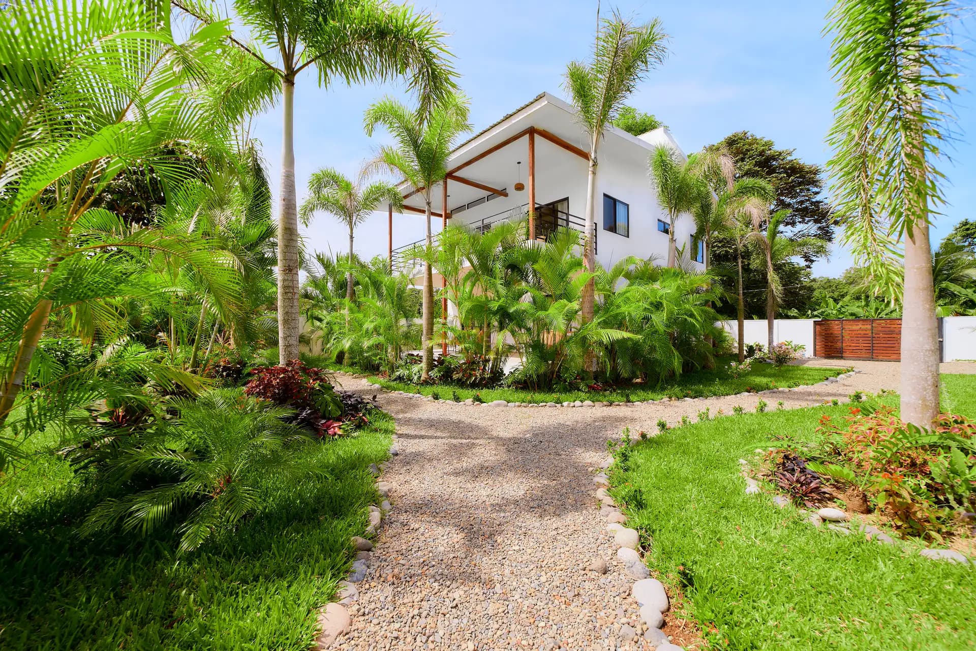 Sendero del jardín tropical que conduce a Casa Gray
