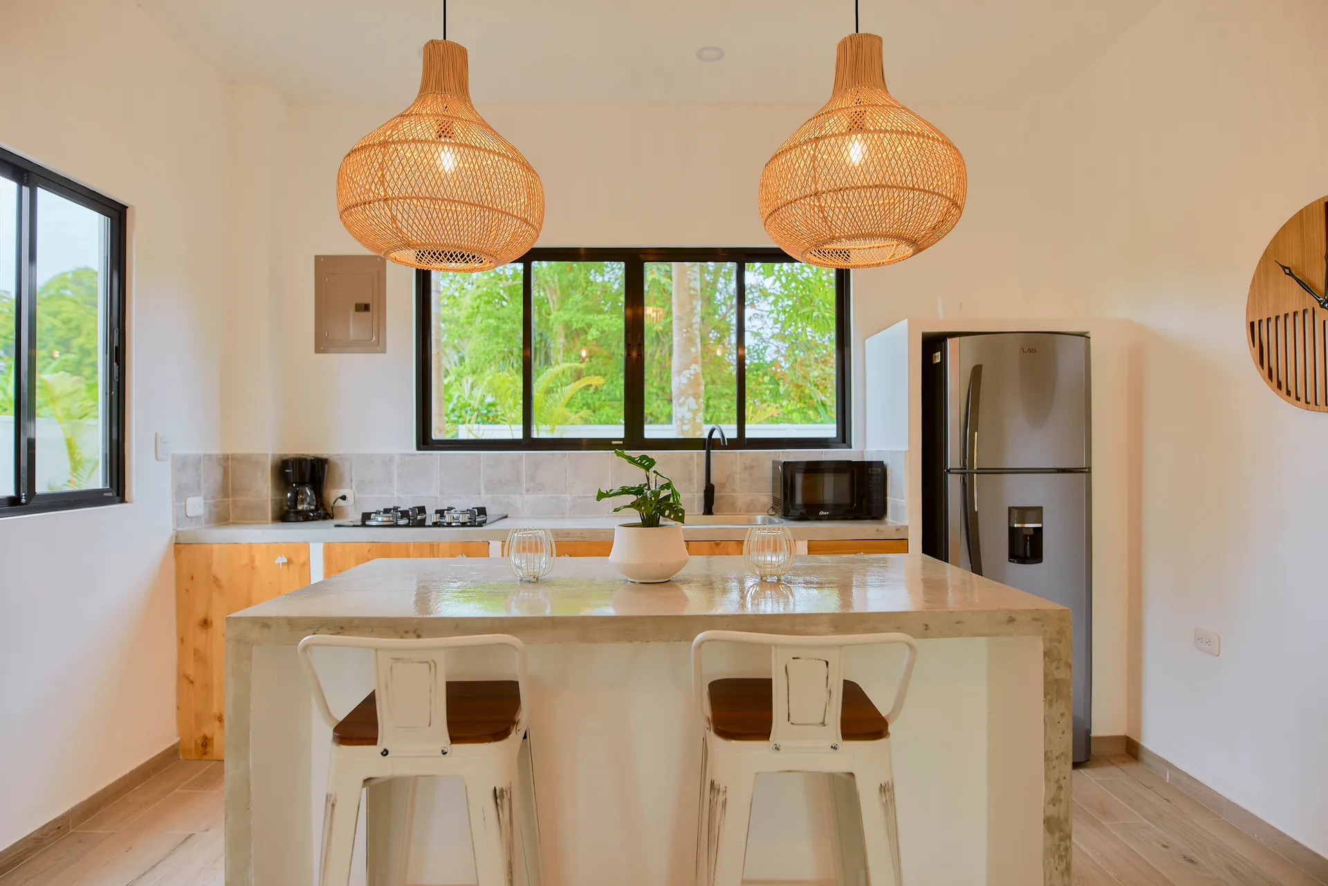 Cocina totalmente equipada de Casa Gray con isla y barra de desayuno