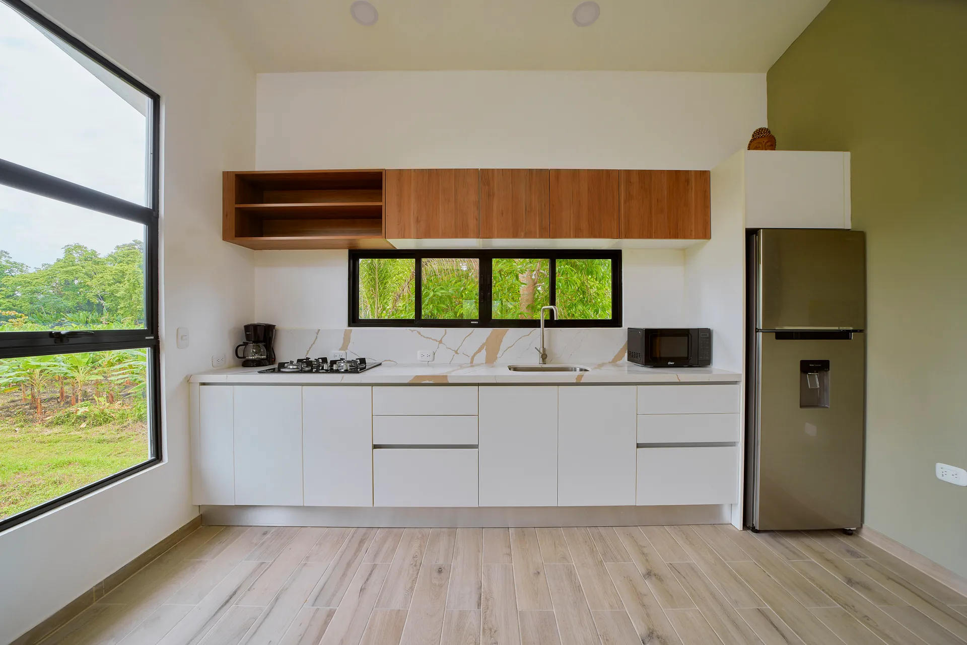 Segunda cocina de Casa Gray con cocina de gas y refrigeradora