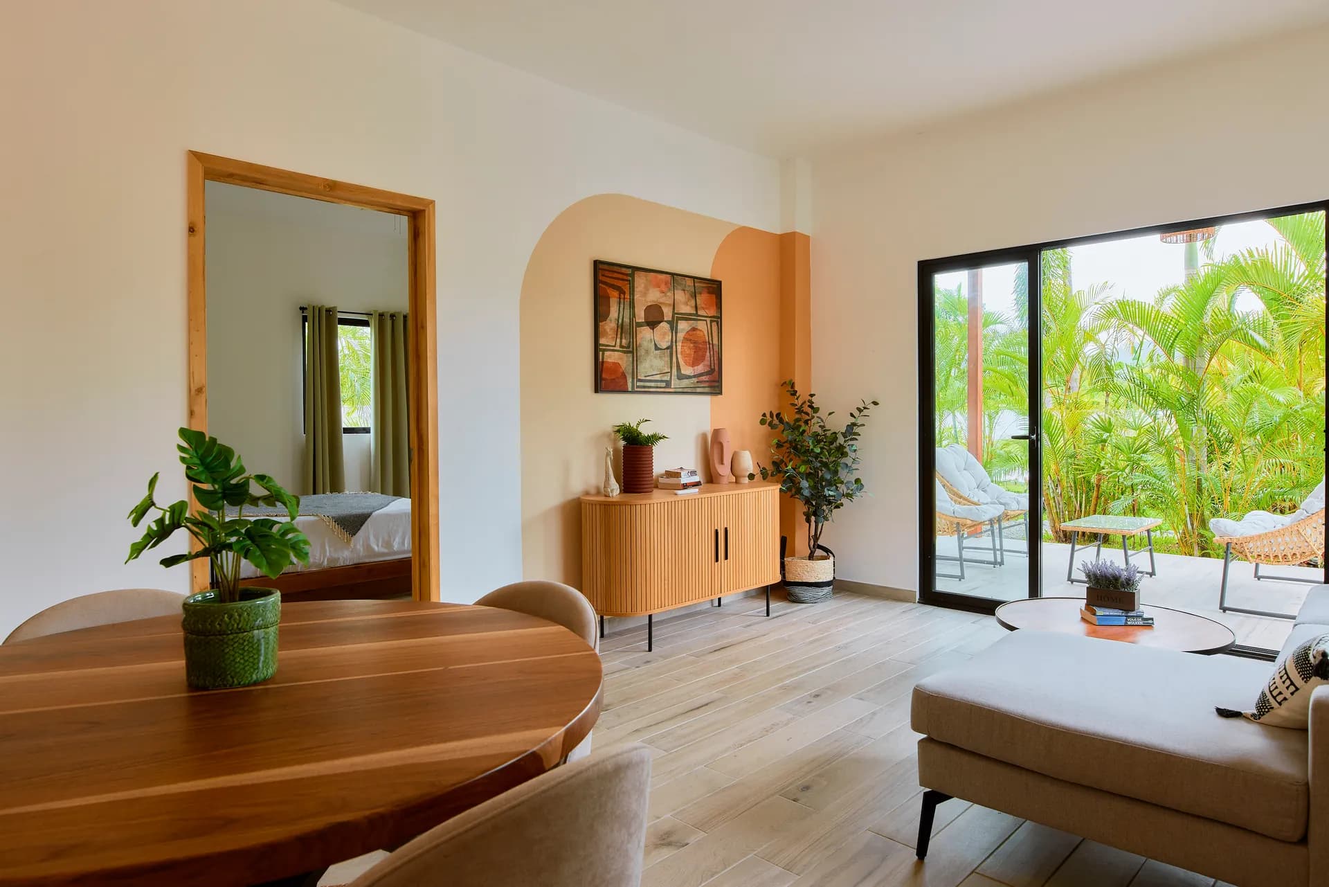 Comedor y sala del apartamento de Casa Gray con acceso a la terraza