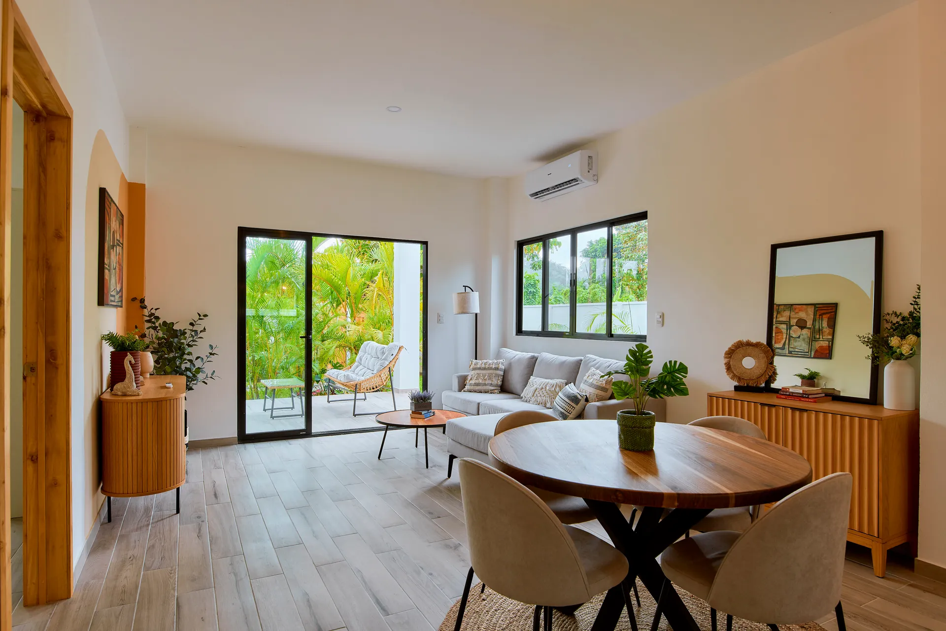 Comedor del apartamento de Casa Gray con vista al jardín