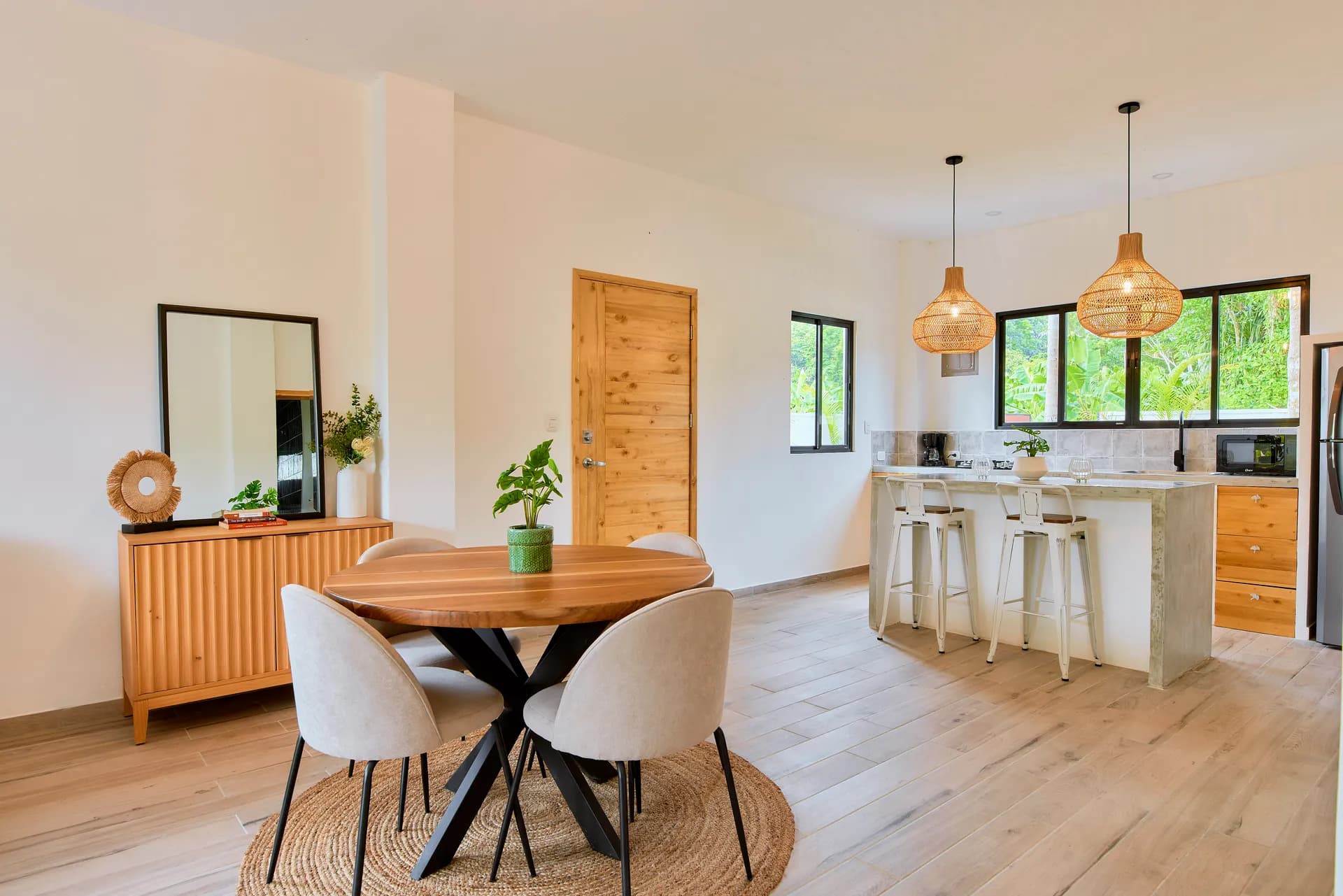 Sala del apartamento de Casa Gray con mesa de comedor e isla de cocina