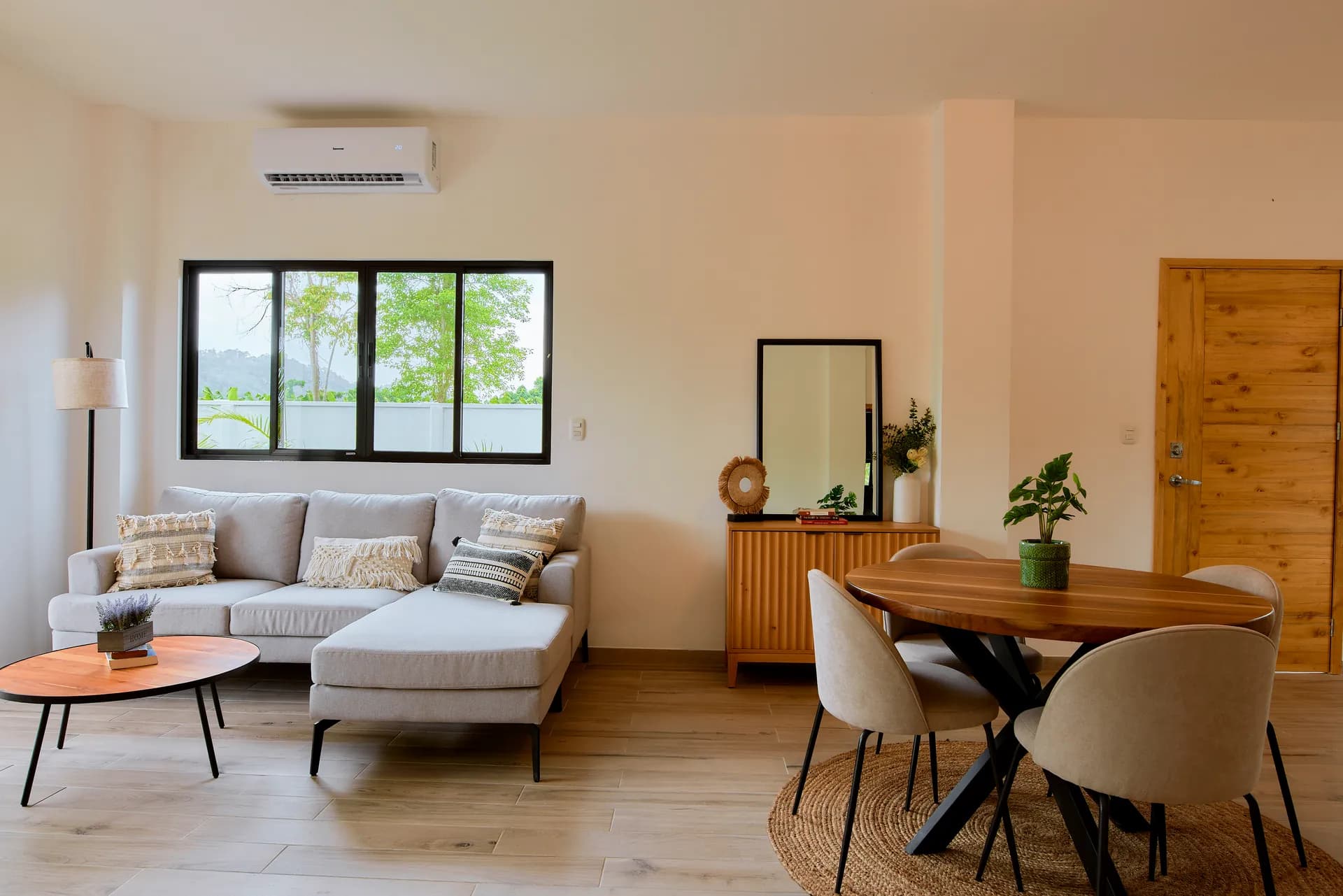 Sala de estar del apartamento de Casa Gray con sofá y aire acondicionado