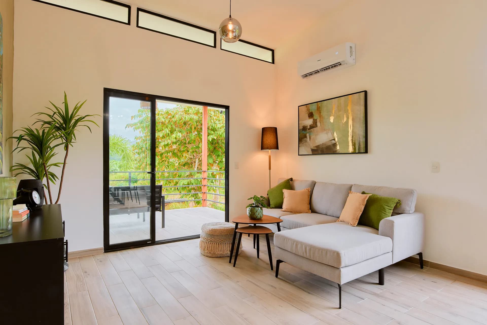 Sofá del segundo apartamento de Casa Gray junto a la puerta de la terraza