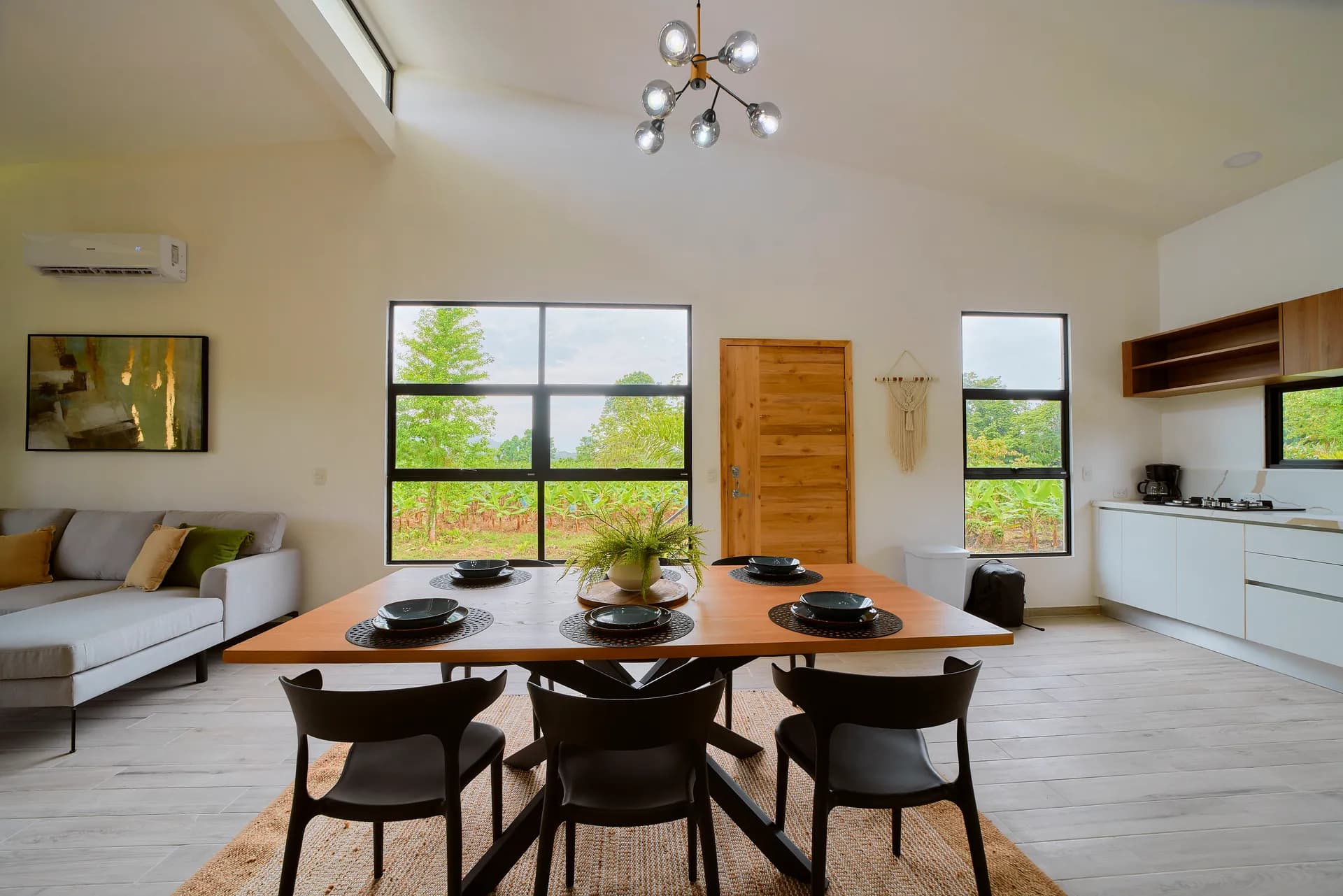 Sala de estar del segundo apartamento de Casa Gray con sofá y comedor