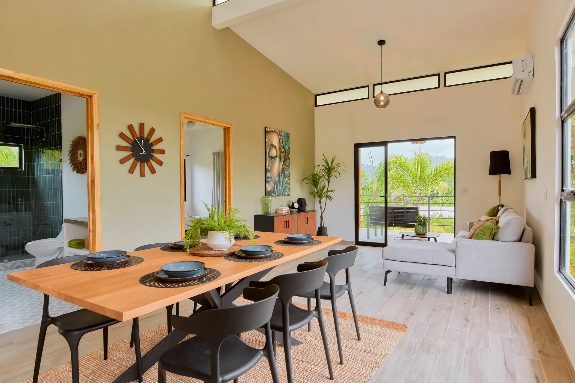 Mesa de comedor del segundo apartamento de Casa Gray con espacio para el grupo