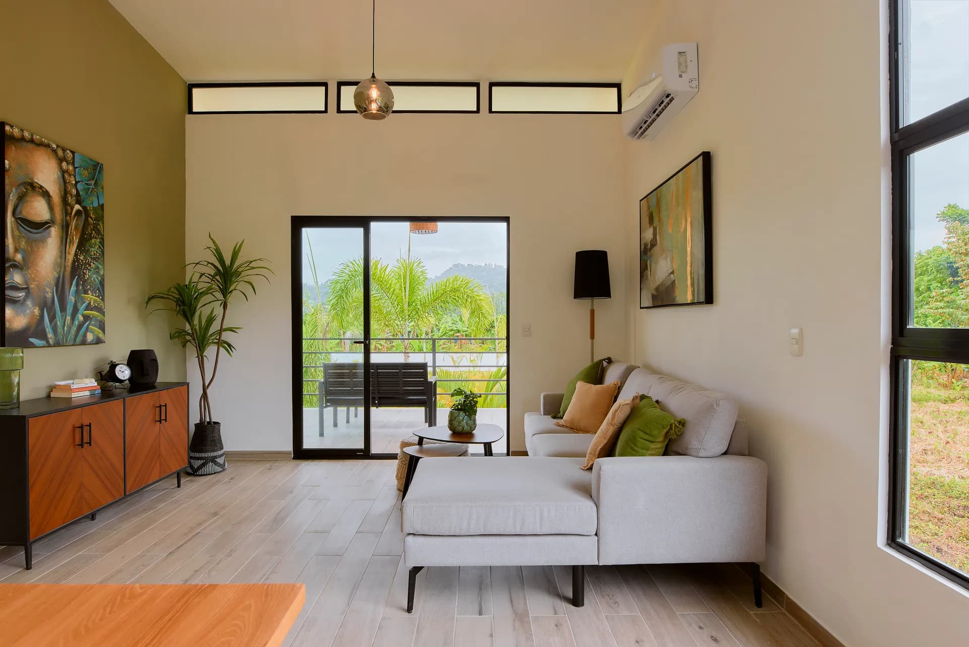 Sala del segundo apartamento de Casa Gray con puerta a la terraza