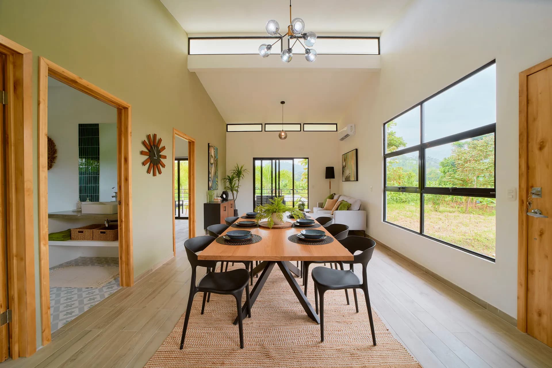 Comedor del segundo apartamento de Casa Gray con techos altos