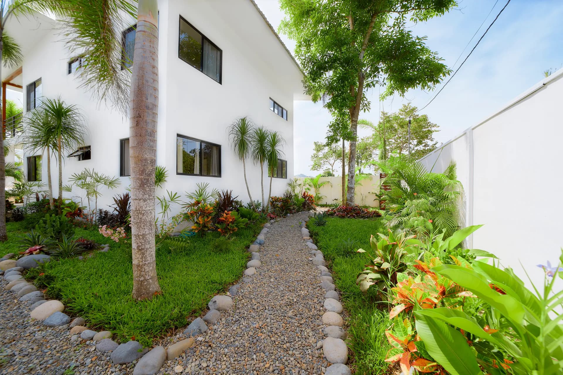 Sendero del jardín a lo largo de la casa de Casa Gray