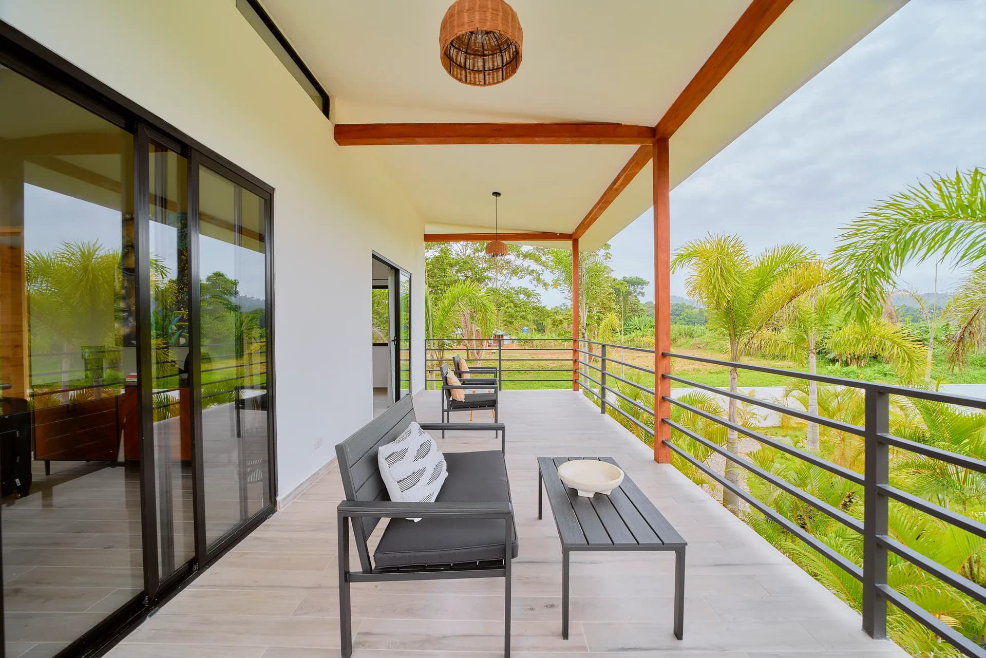 Terraza superior de Casa Gray con mobiliario de exterior