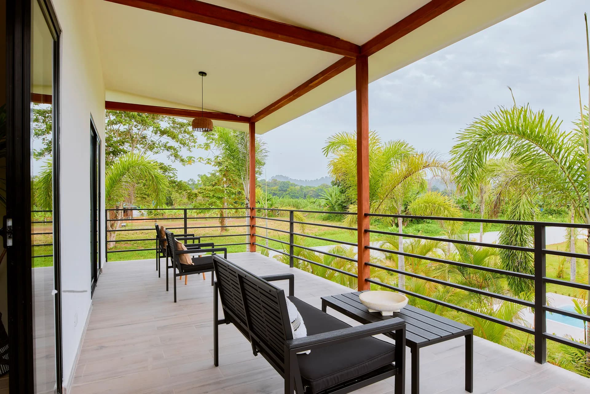 Terraza superior cubierta de Casa Gray con muebles de exterior y vista a las montañas