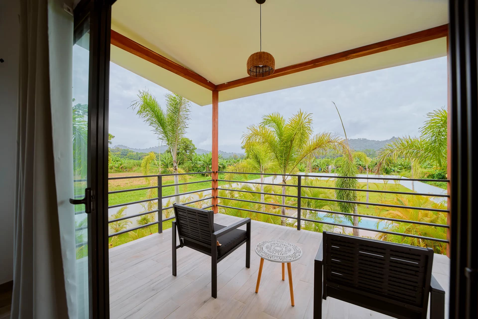 Terraza superior de Casa Gray con muebles y vista al valle