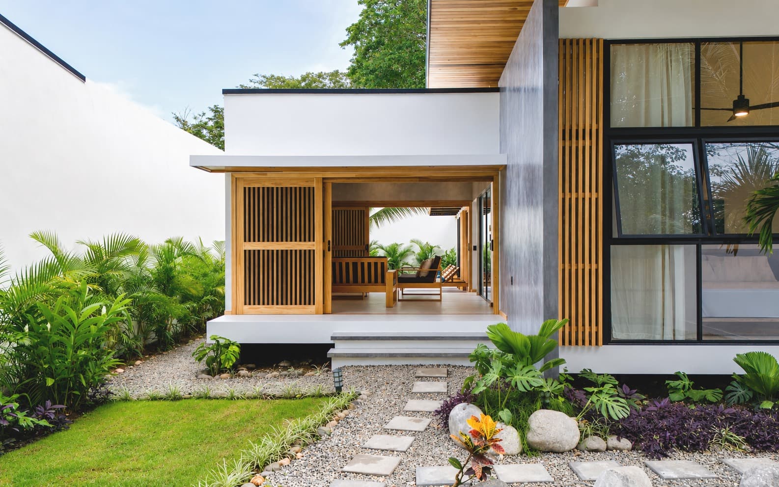 La Gema del Caribe house exterior day