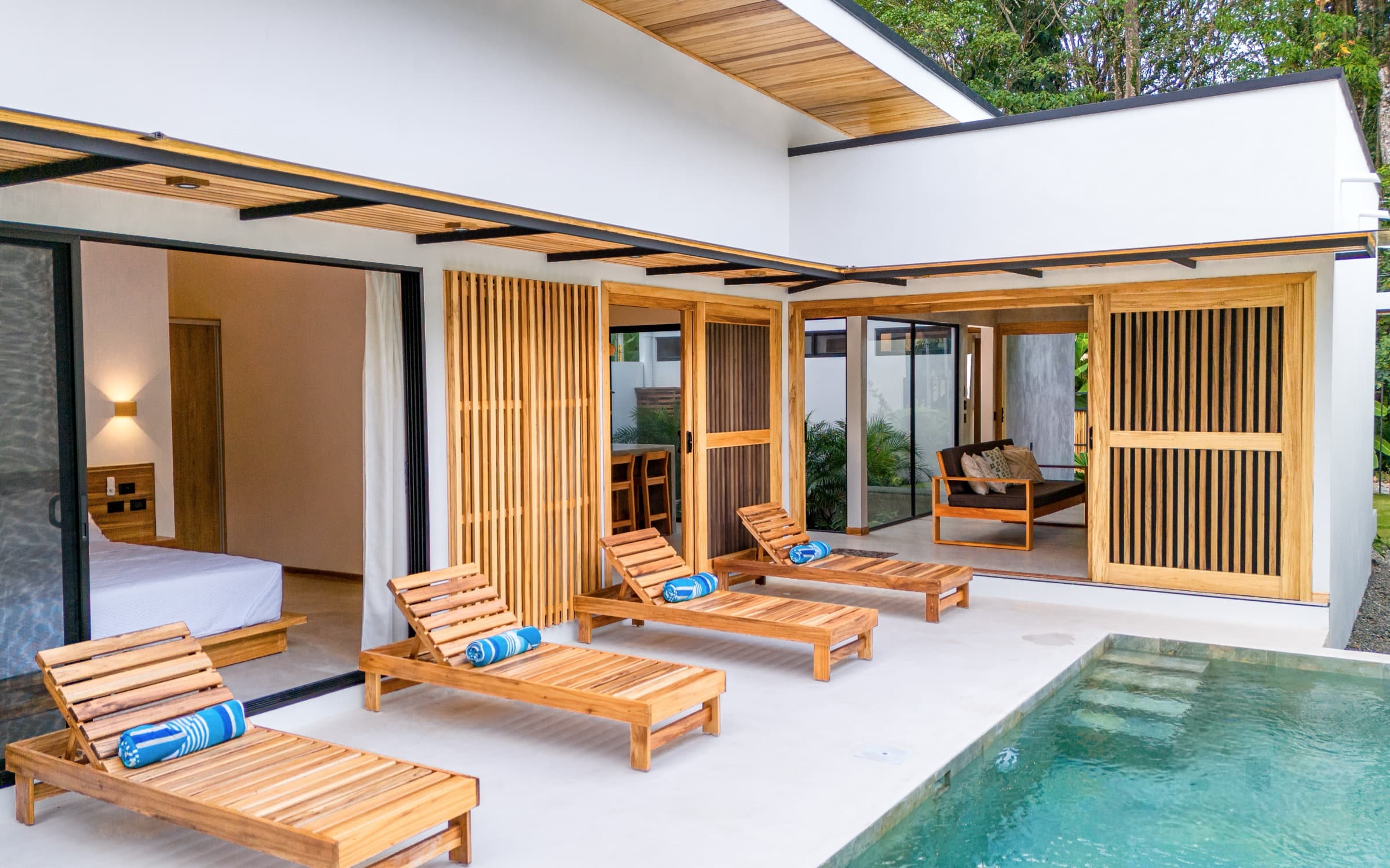 La Gema del Caribe pool and terrace