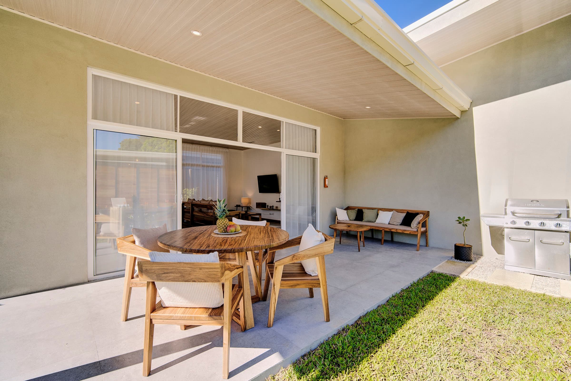 Tucana Villa dining area